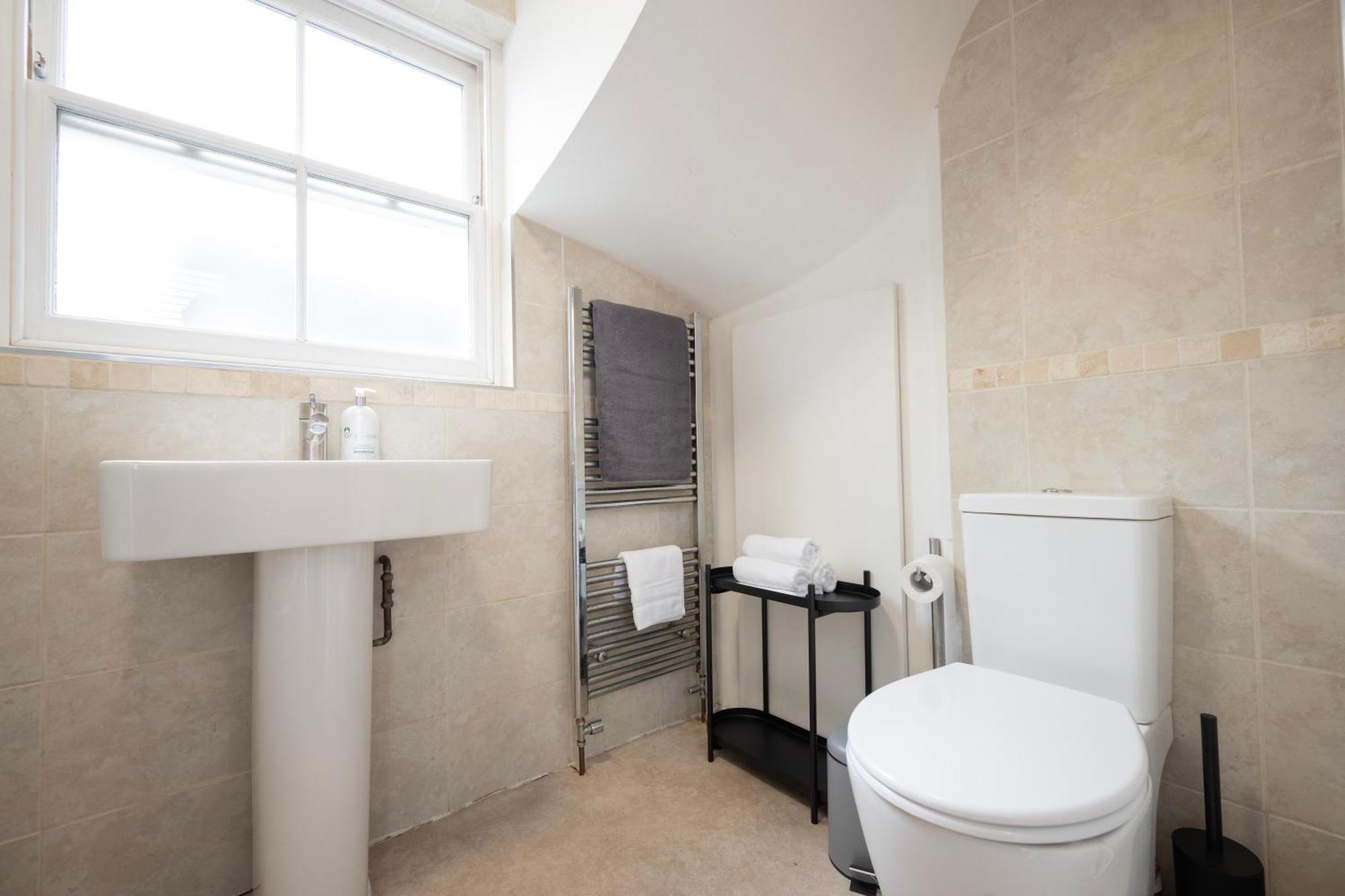 3-Bedroom Charming Central House Canterbury Exterior photo